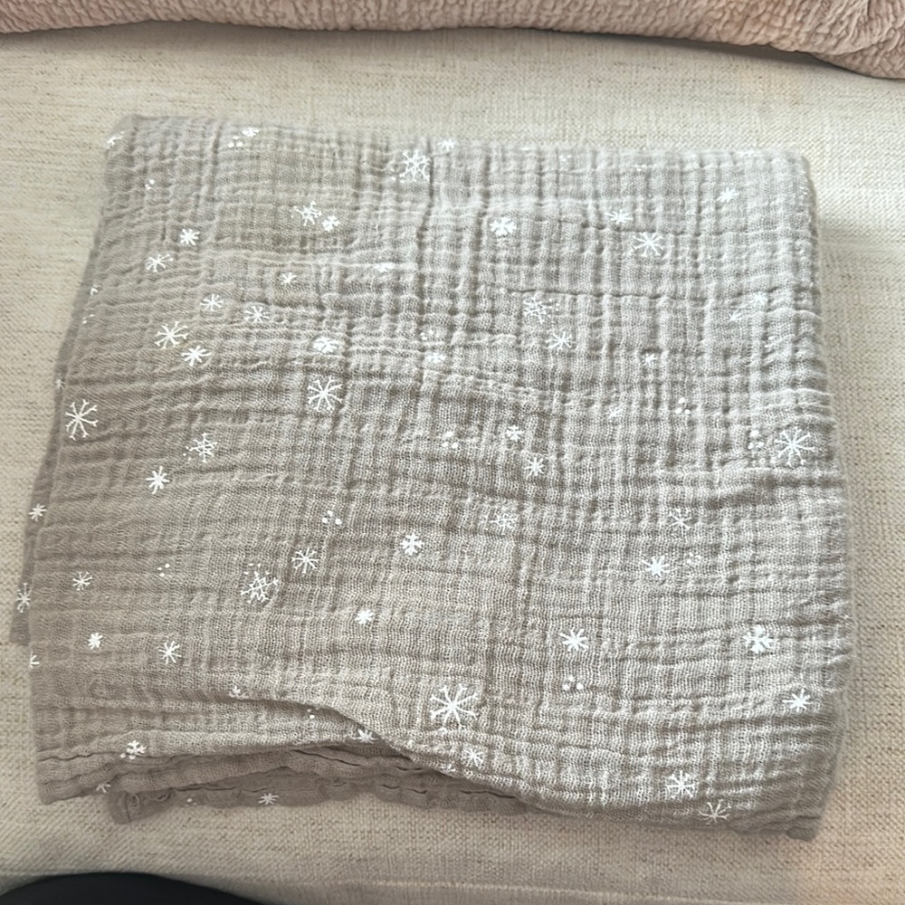Little Unicorn Cotton Muslin Snowflake Swaddle Blanket

Like New!!